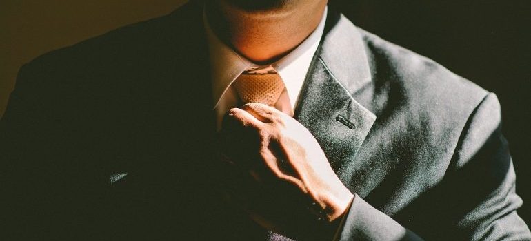Pros and cons of hiring professional movers with a tie
