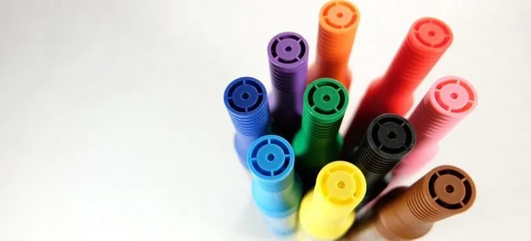 Color pens.