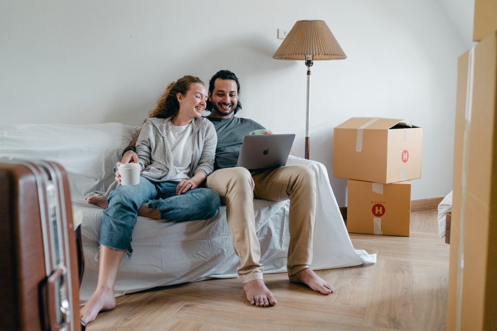 How to spend the first days after moving? Unpack essentials!