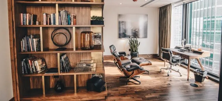 Image of an office.