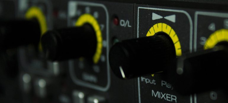 amplifier-analogue-audio-blur