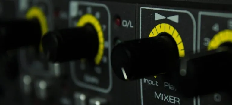 amplifier-analogue-audio-blur
