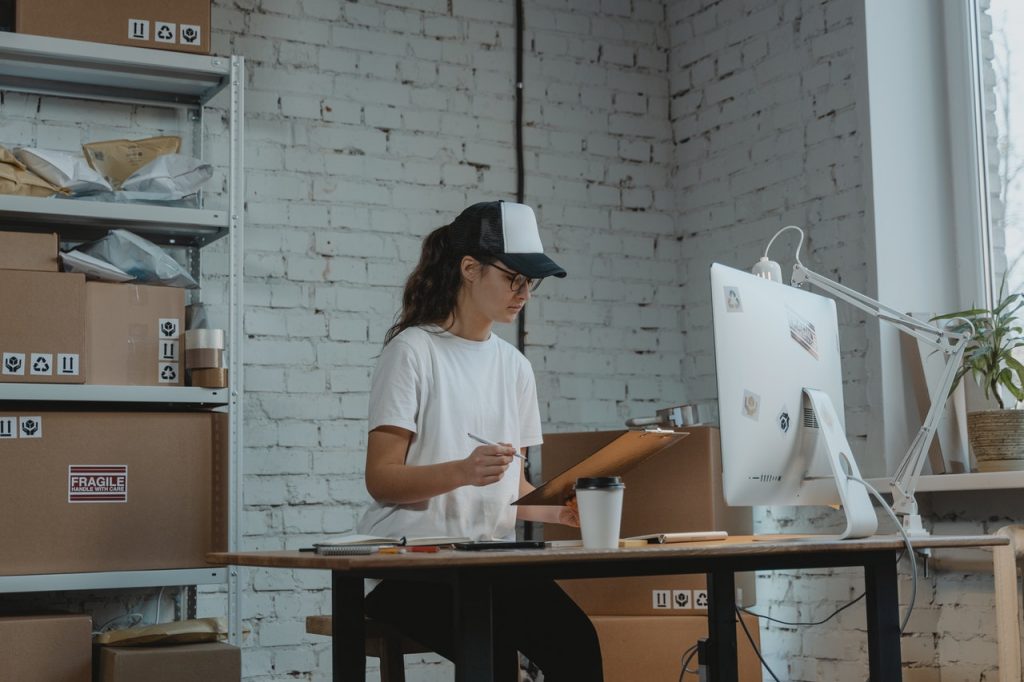 Pros and cons of hiring 3PL companies