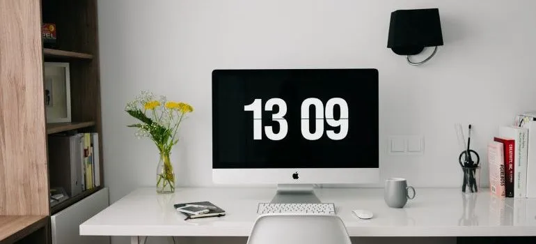 Digital clock on screen