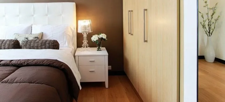 A bed and dresser to disassemble to succeed in moving without damaging your home.