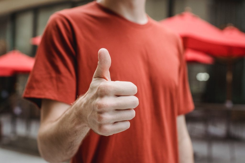 Person doing thumb up