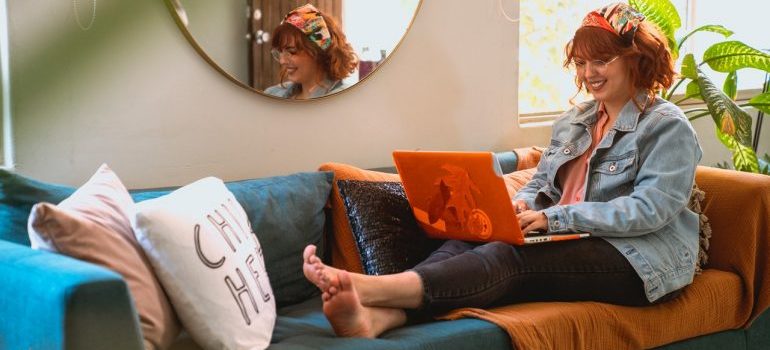 Woman hiring movers on Craigslist