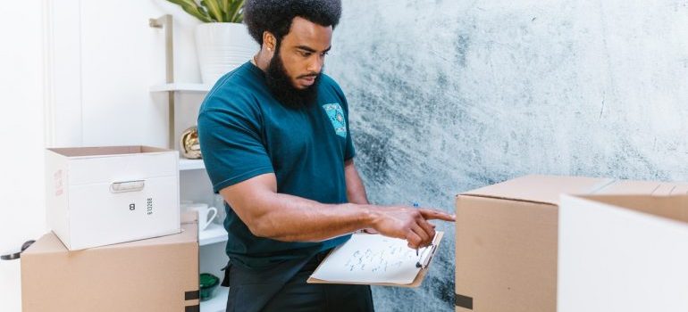 Mover making an inventory list
