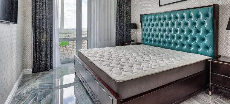A modern room with a queen size bed in it.