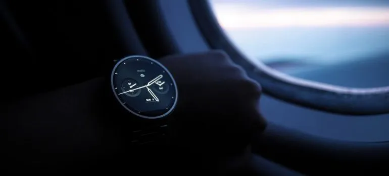 A person wearing a wristwatch. 