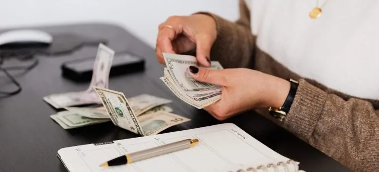 The girl counts the money.