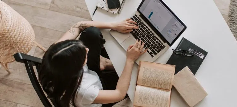 woman on the laptop searching for a reliable mover before moving from Kuna to Nampa