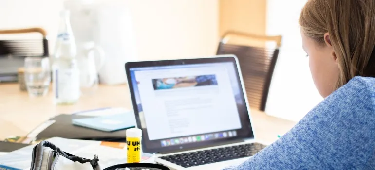 person doing research, symbolizing how you can protect yourself from moving scams