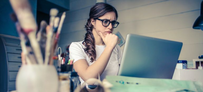 woman doing long distance movers vs van lines research on her laptop