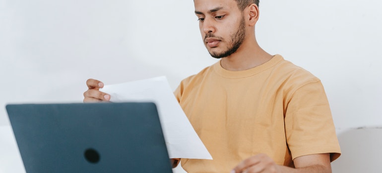 person on laptop trying to avoid Boise movers without online reviews