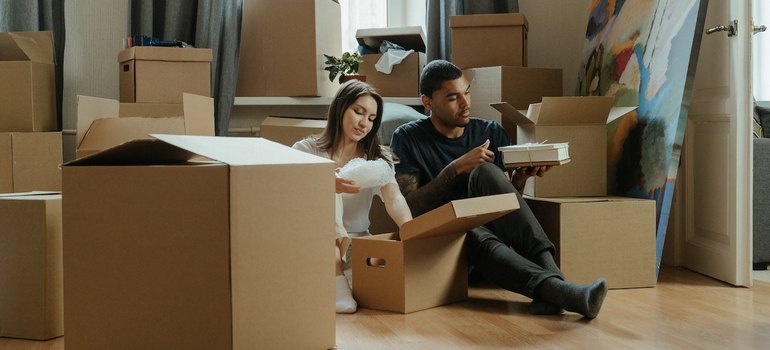 man and woman estimate the cost of idaho relocation
