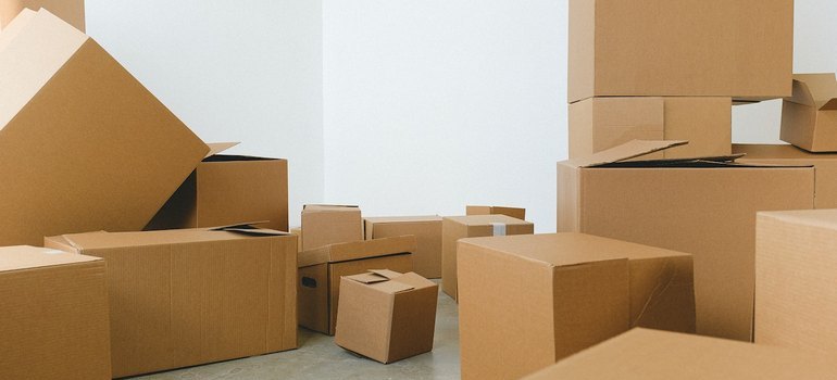 using short-term self storage when moving boxes of items in a room