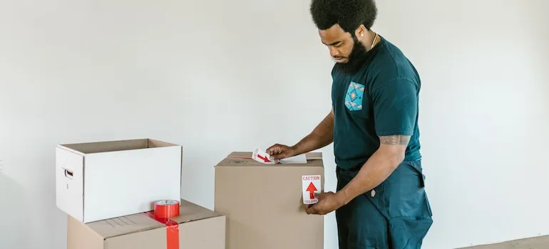 professional mover packing belongings is one of the benefits of hiring professional movers