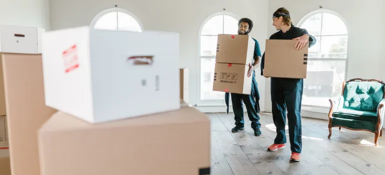 movers Nampa ID carrying boxes