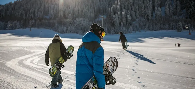 people snowboarding as one of the best things to do in Boise in the winter