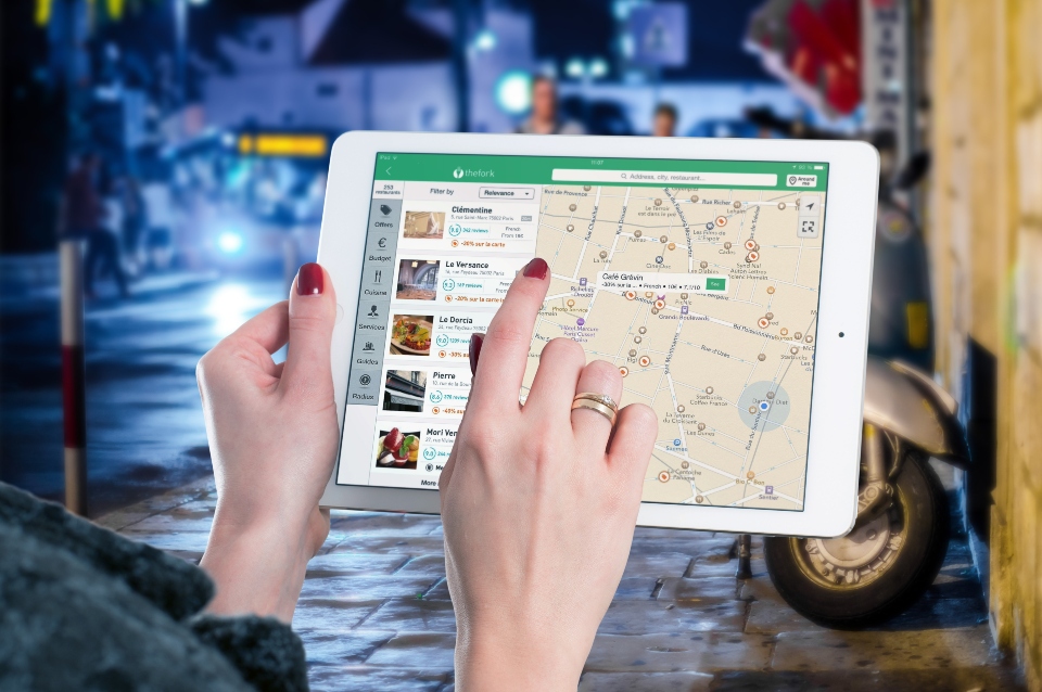person looking at the map and landmarks in Nampa ID